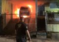 Carro pega fogo dentro de garagem em Cambará-PR “Assista o vídeo”