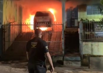 Carro pega fogo dentro de garagem em Cambará-PR “Assista o vídeo”