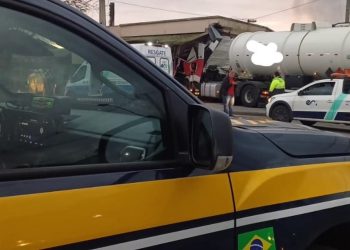 Caminhão-tanque sai da pista e motorista morre no litoral do Paraná