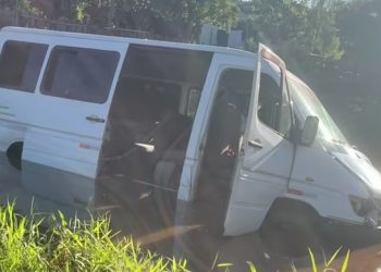 Van com sete trabalhadores rurais cai em represa em Bandeirantes, no Paraná