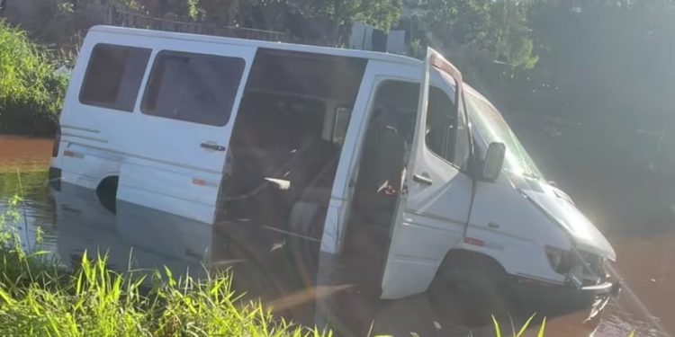 Van com sete trabalhadores rurais cai em represa em Bandeirantes, no Paraná