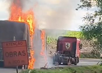 Carreta pega fogo próximo ao trevo da Vila Rosa, em Jacarezinho-PR