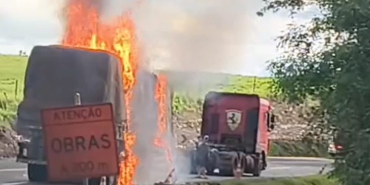 Carreta pega fogo próximo ao trevo da Vila Rosa, em Jacarezinho-PR