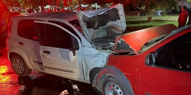Colisão frontal entre dois carros deixa um morto e quatro feridos em Ibaiti