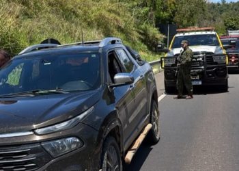 Norte Pioneiro: Ação conjunta PMPR e PMSP intercepta veículo após fuga do bloqueio durante operação policial