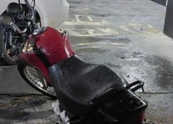 Polícia Militar recupera motocicleta furtada e prende dois suspeitos em Jacarezinho