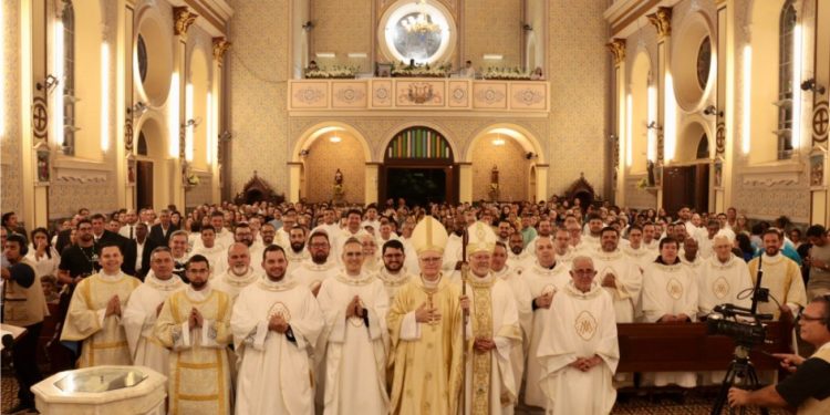 A celebração presidida pelo Cardeal Dom Odilo Scherer reuniu centenas de fiéis, bispos, autoridades e sacerdotes para marcar a elevação do Santuário e celebrar o jubileu de 100 anos da Diocese de Jacarezinho.