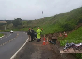 Jovem de 20 anos morre após cair de moto na PR-151, em Jaguariaíva