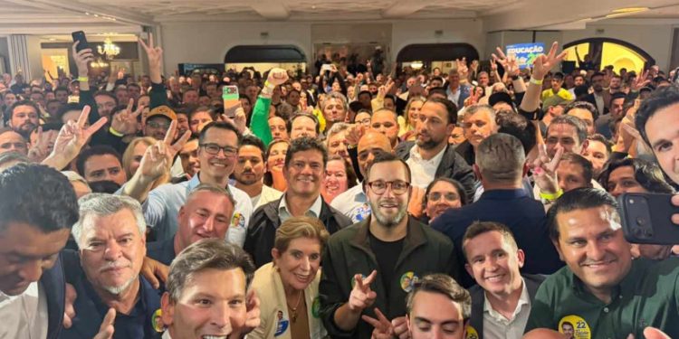 Prefeitos de diversas regiões do estado prestigiaram o jantar e apoio a Flávio Bolsonaro promovido pelo governador eleito do Paraná Sergio Moro, nesta terça-feira, em Curitiba. (Foto: Divulgação/Nariman Bark)