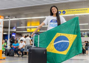 Ganhando o Mundo: aluna da rede estadual lança livro sobre intercâmbio na Irlanda